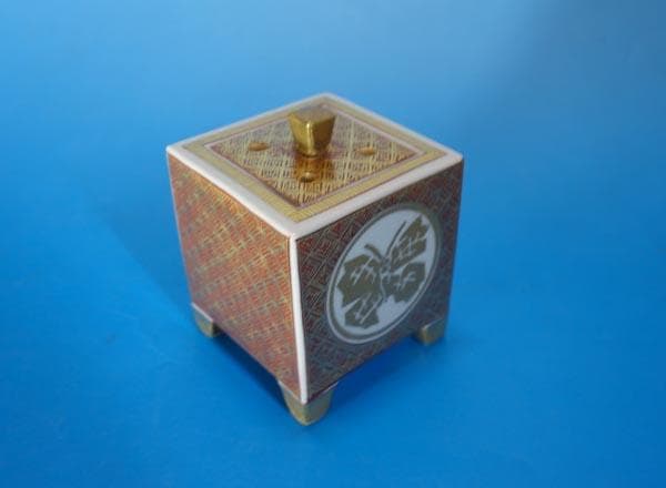 九谷焼　金襴手　角香炉　四方香炉　 山岸政明　共箱　石川県無形文化財 2004