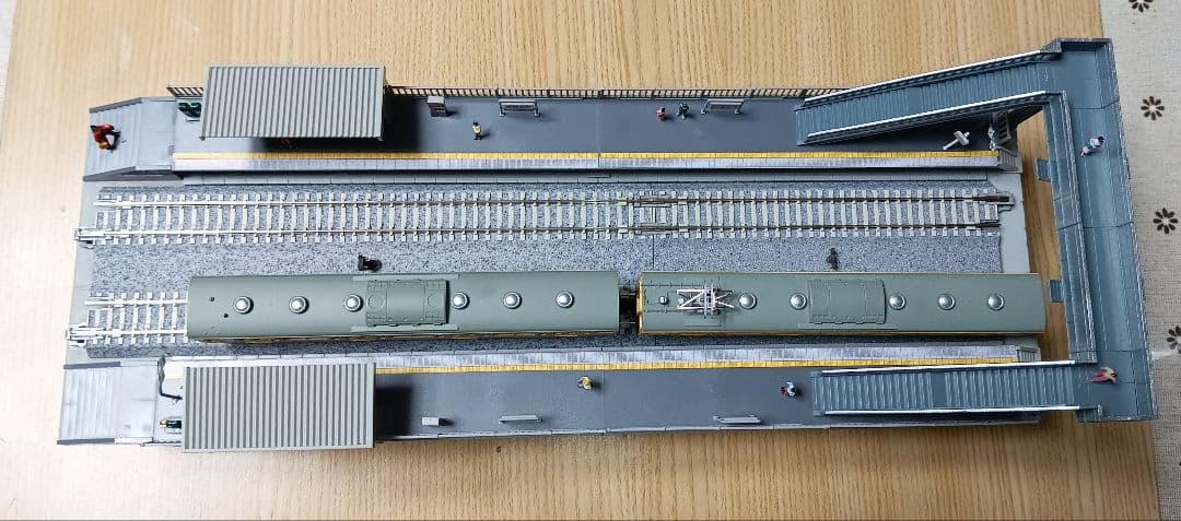 Nゲージ 対向式ホームセット（レール付き）ジオラマ ③