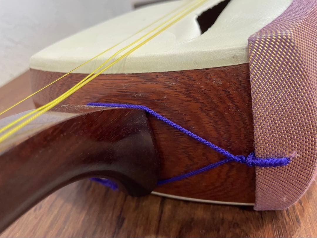 三味線 細棹 トチ紅木 子持ち綾杉胴 金細 二本溝