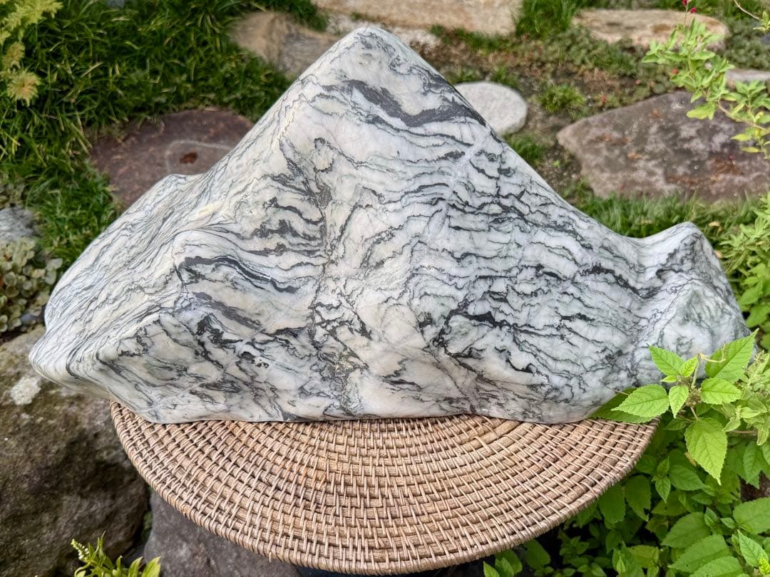 山形の水石 白黒模様