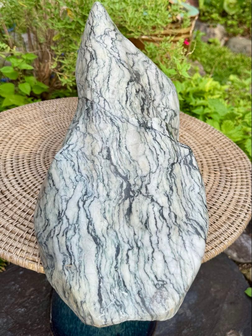 山形の水石 白黒模様