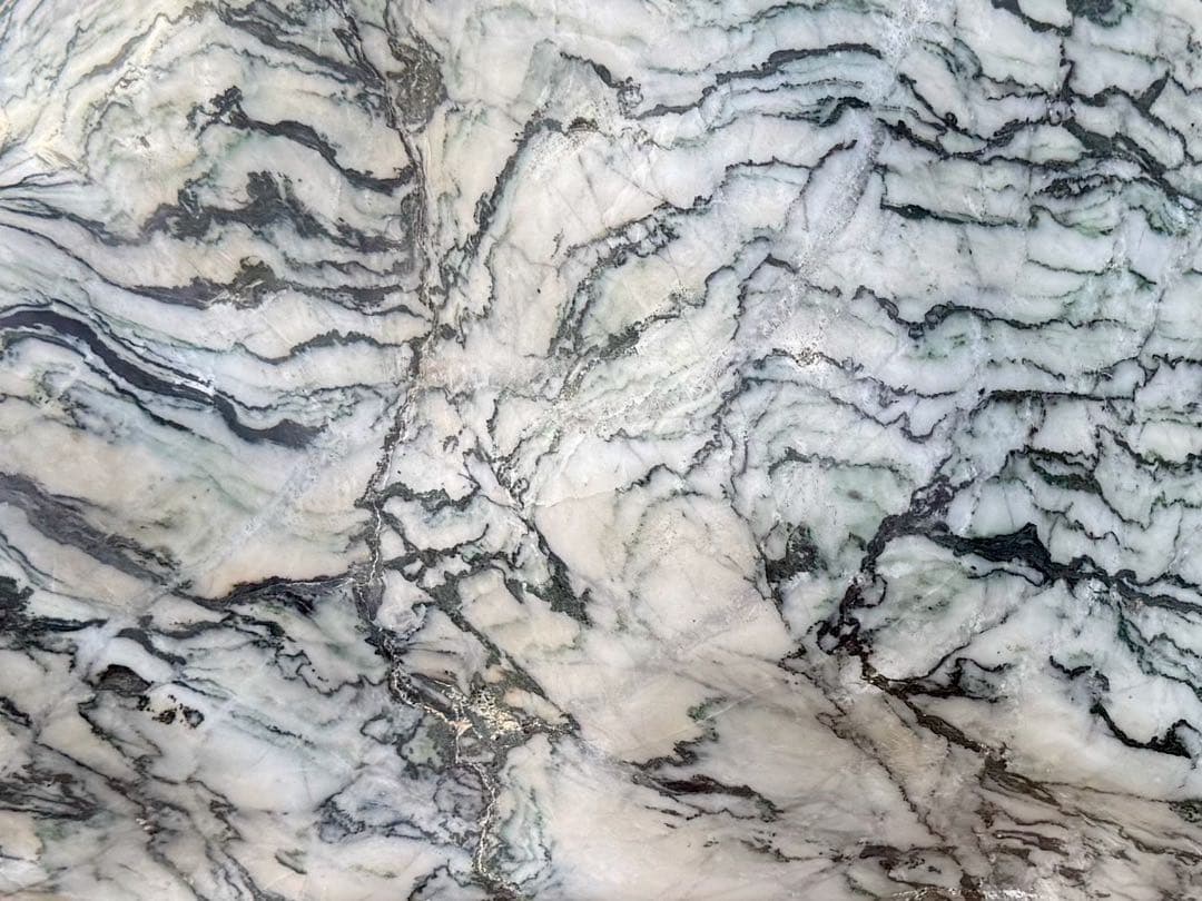 山形の水石 白黒模様