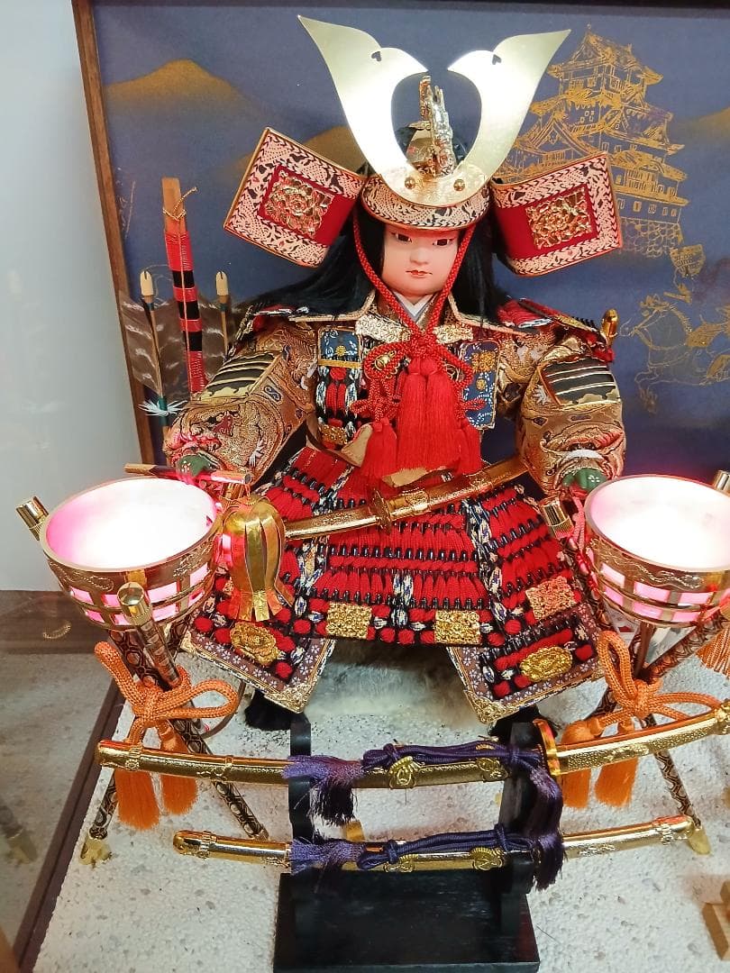 五月人形「若大将 出陣」喜月作 ガラスケース入り 9号 オルゴール、ライト付き