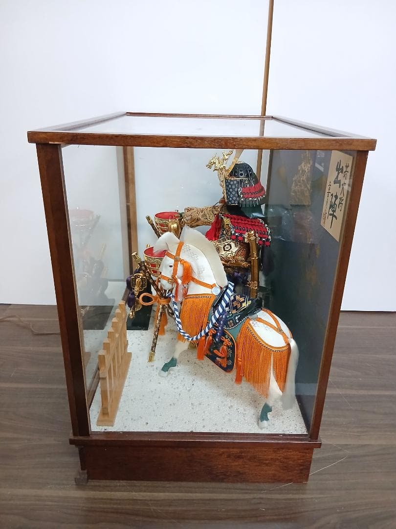 五月人形「若大将 出陣」喜月作 ガラスケース入り 9号 オルゴール、ライト付き
