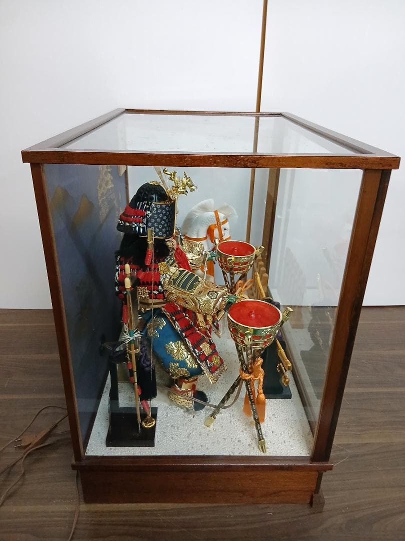 五月人形「若大将 出陣」喜月作 ガラスケース入り 9号 オルゴール、ライト付き