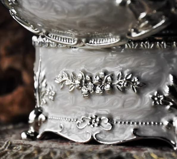 グレーの卵型アクセサリーケース 欧風　復古