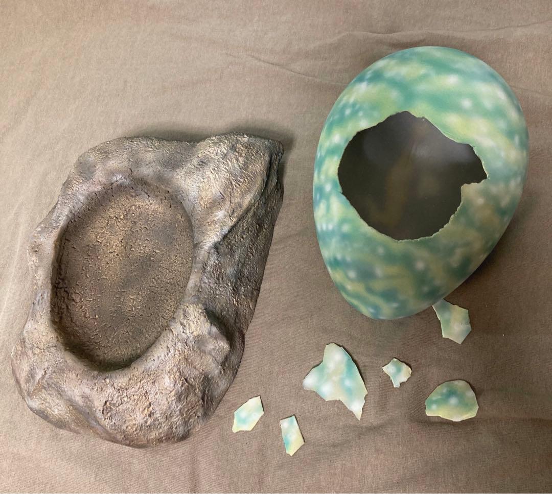 モスラ幼虫2体、卵、卵のかけら付き、卵の台座岩石のセット カスタム品