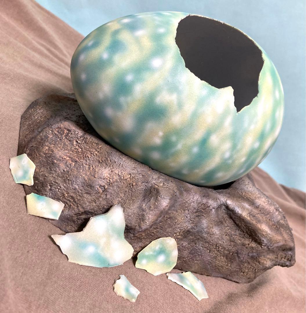 モスラ幼虫2体、卵、卵のかけら付き、卵の台座岩石のセット カスタム品