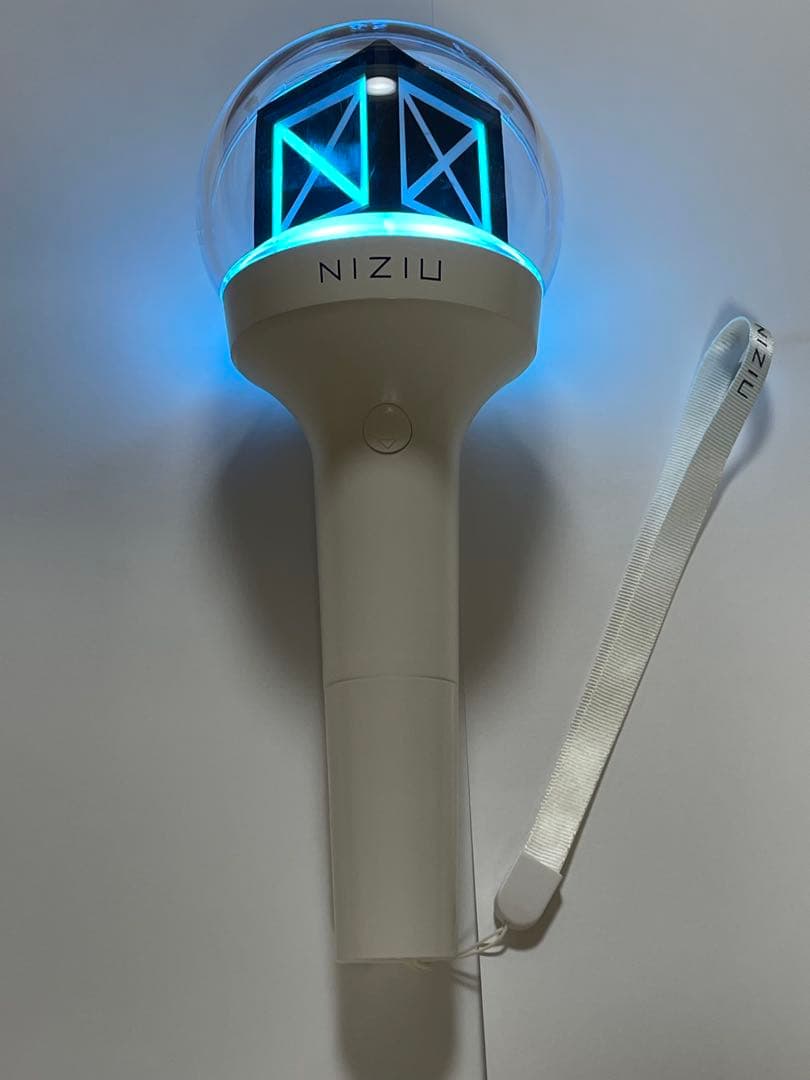 NIZIU ペンライト スタンド ストラップ付き - メルカリ