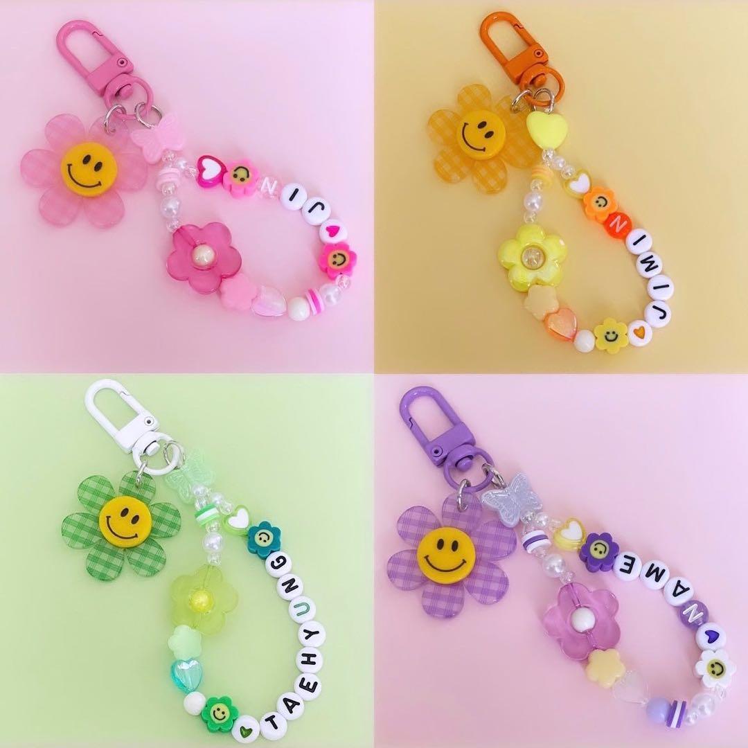 ビーズキーホルダー 韓国 お花ニコちゃん アルファベット - メルカリ