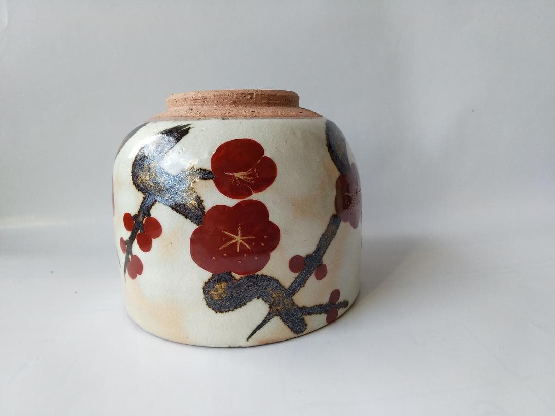 一三窯 北風一三 紅梅茶碗 共箱 栞 茶道具 抹茶碗 新品 未使用 です。