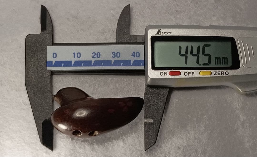 柘植彫 象嵌 根付「花筏 図 水鳥 と 桜の花びら 」 無銘だが名品