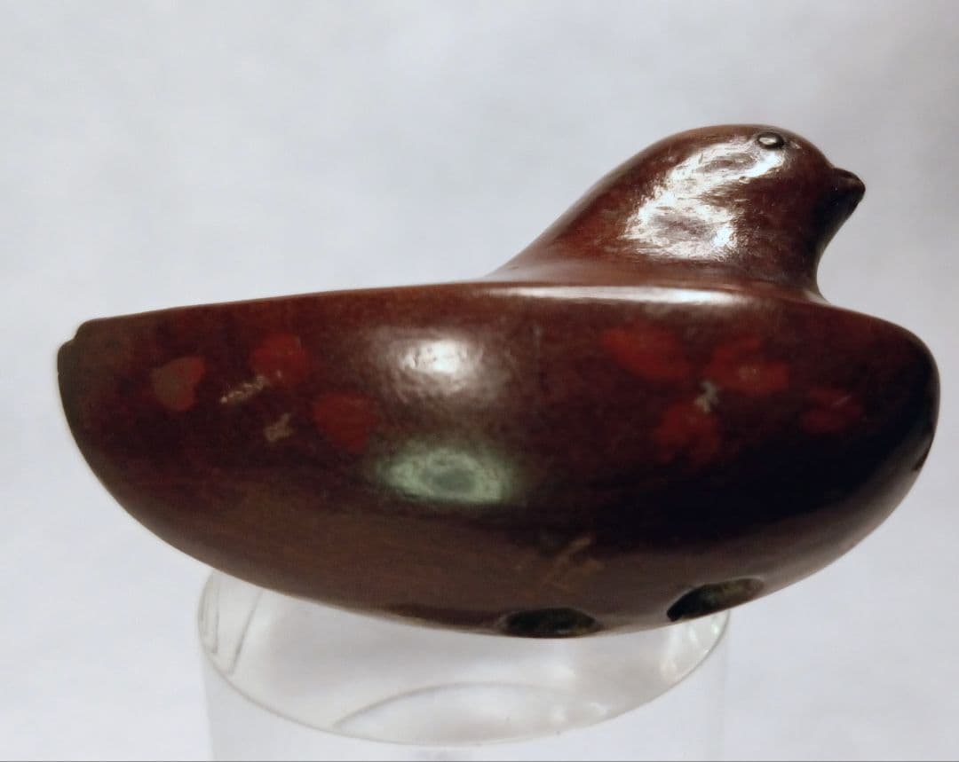 柘植彫 象嵌 根付「花筏 図 水鳥 と 桜の花びら 」 無銘だが名品