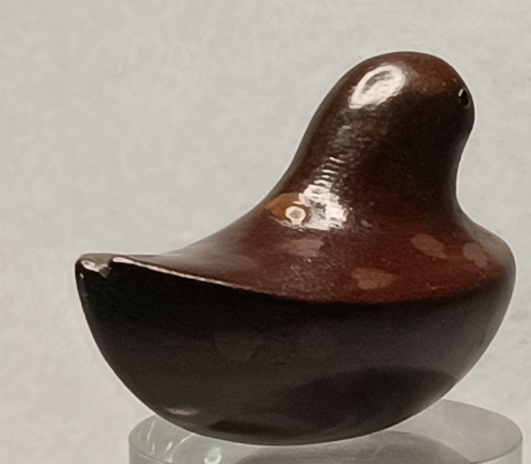 柘植彫 象嵌 根付「花筏 図 水鳥 と 桜の花びら 」 無銘だが名品