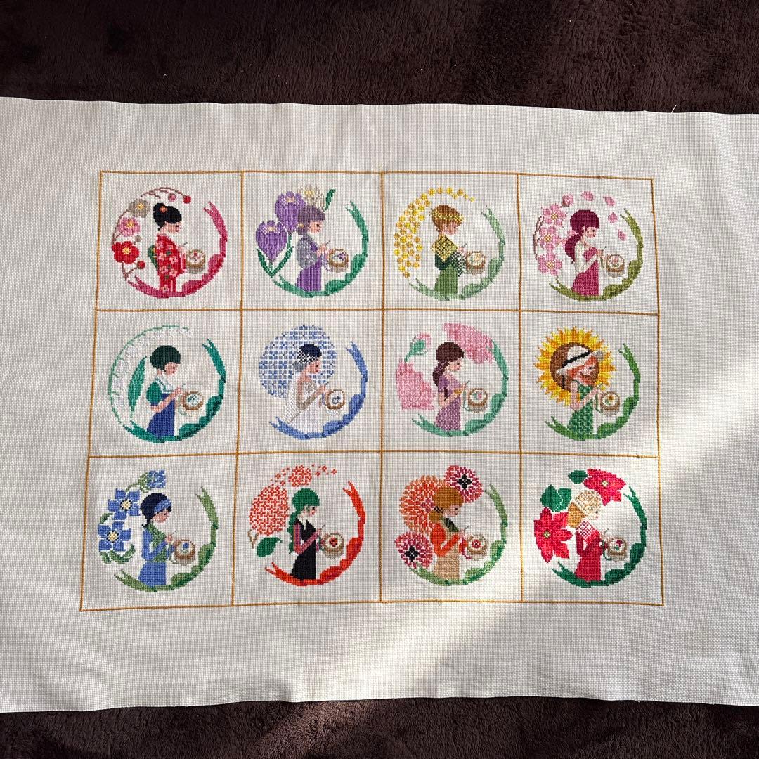 クロスステッチ完成品　刺繍ガール12ヶ月
