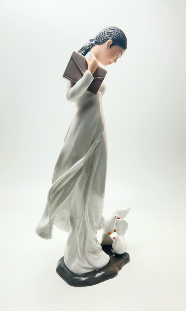 陶器製女性フィギュア 伝統衣装