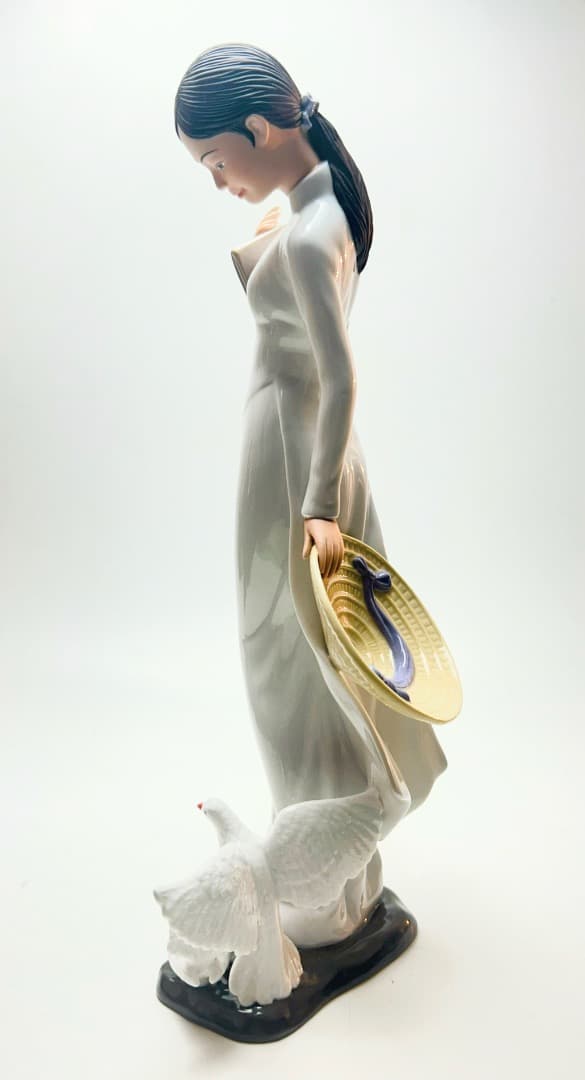 陶器製女性フィギュア 伝統衣装