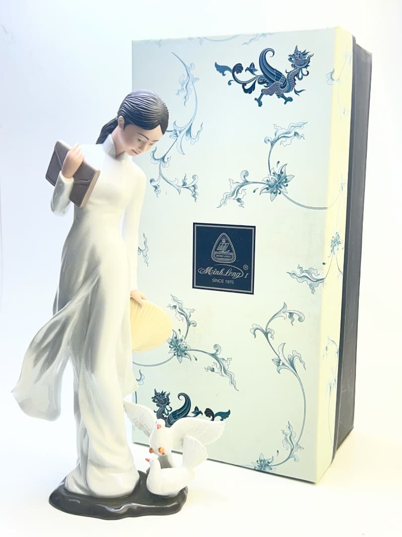 陶器製女性フィギュア 伝統衣装