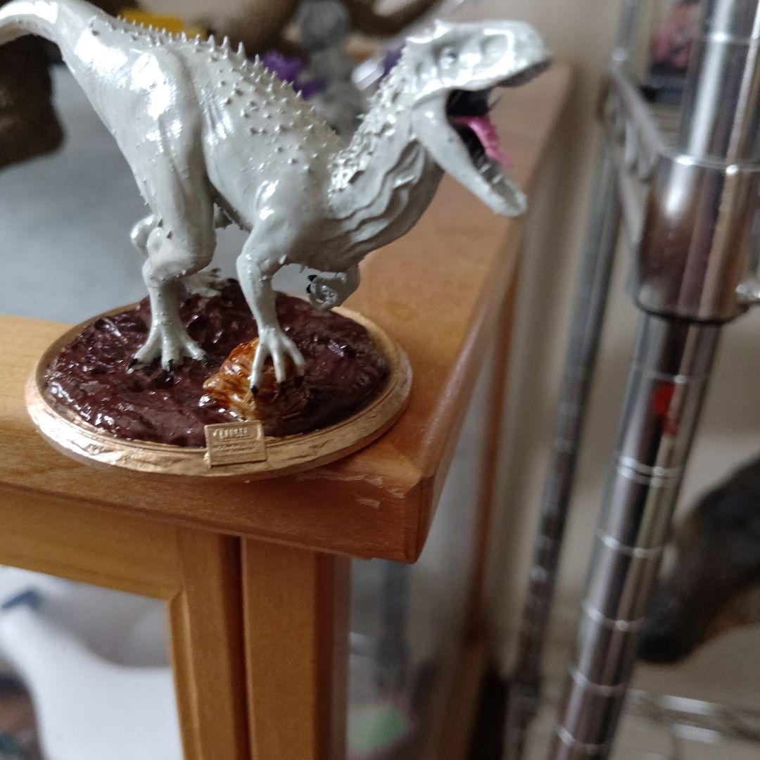 恐竜フィギュア グレー　インドミナスレックス　スタチュー