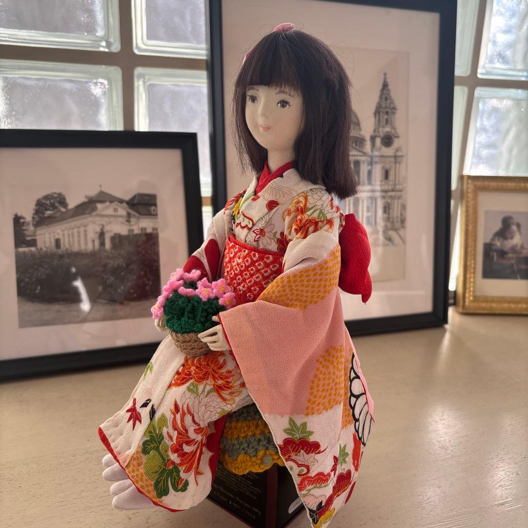 ㉑和服を着た人形 花のバスケット付き