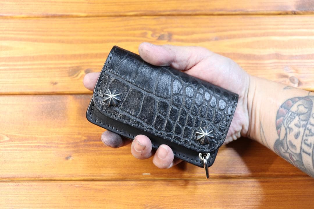 型押しクロコミニトラッカーウォレット　シルバー925アポロ コンチョ付き