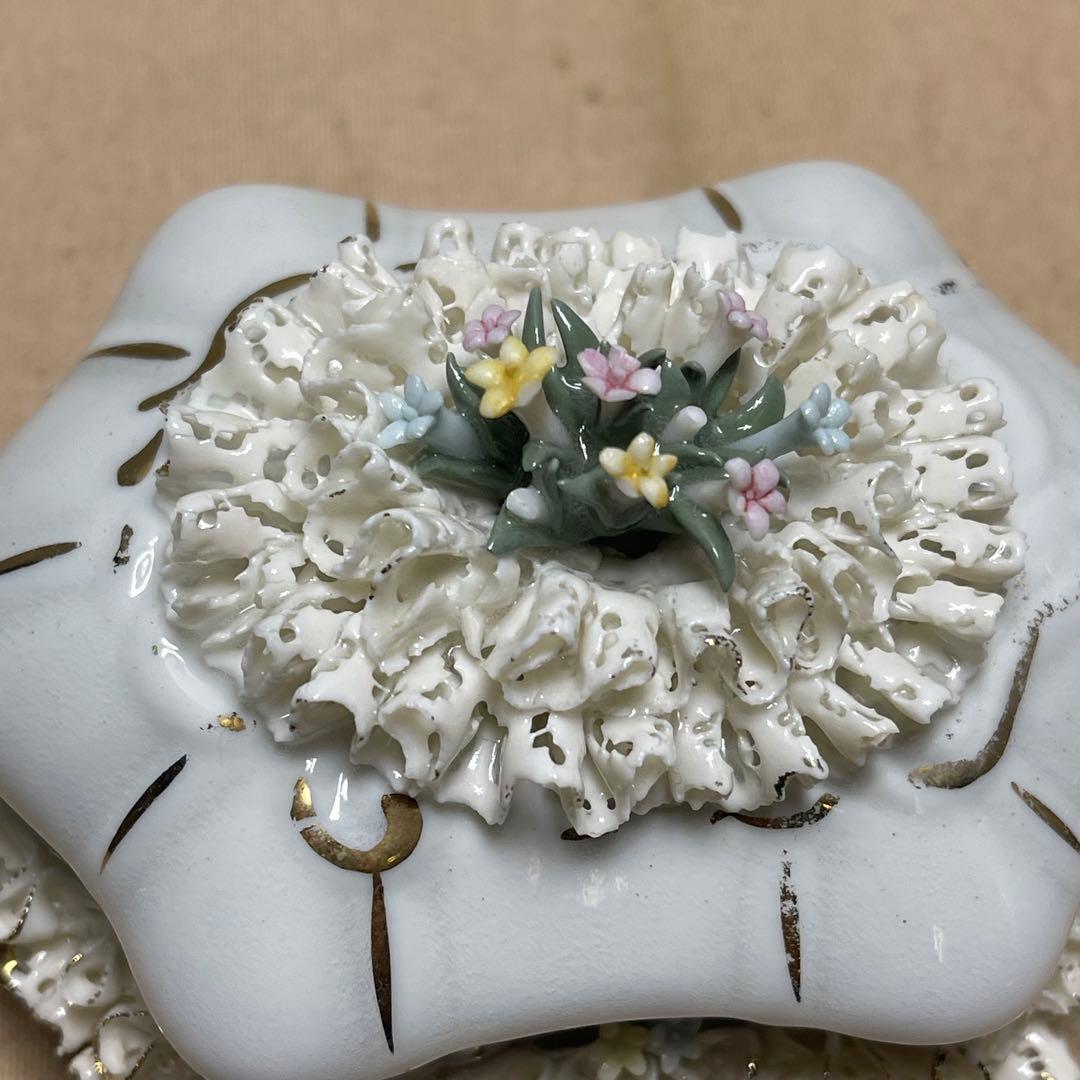 MR-132A N Victoria カポディモンテ　陶器製 透かし彫り 花装飾