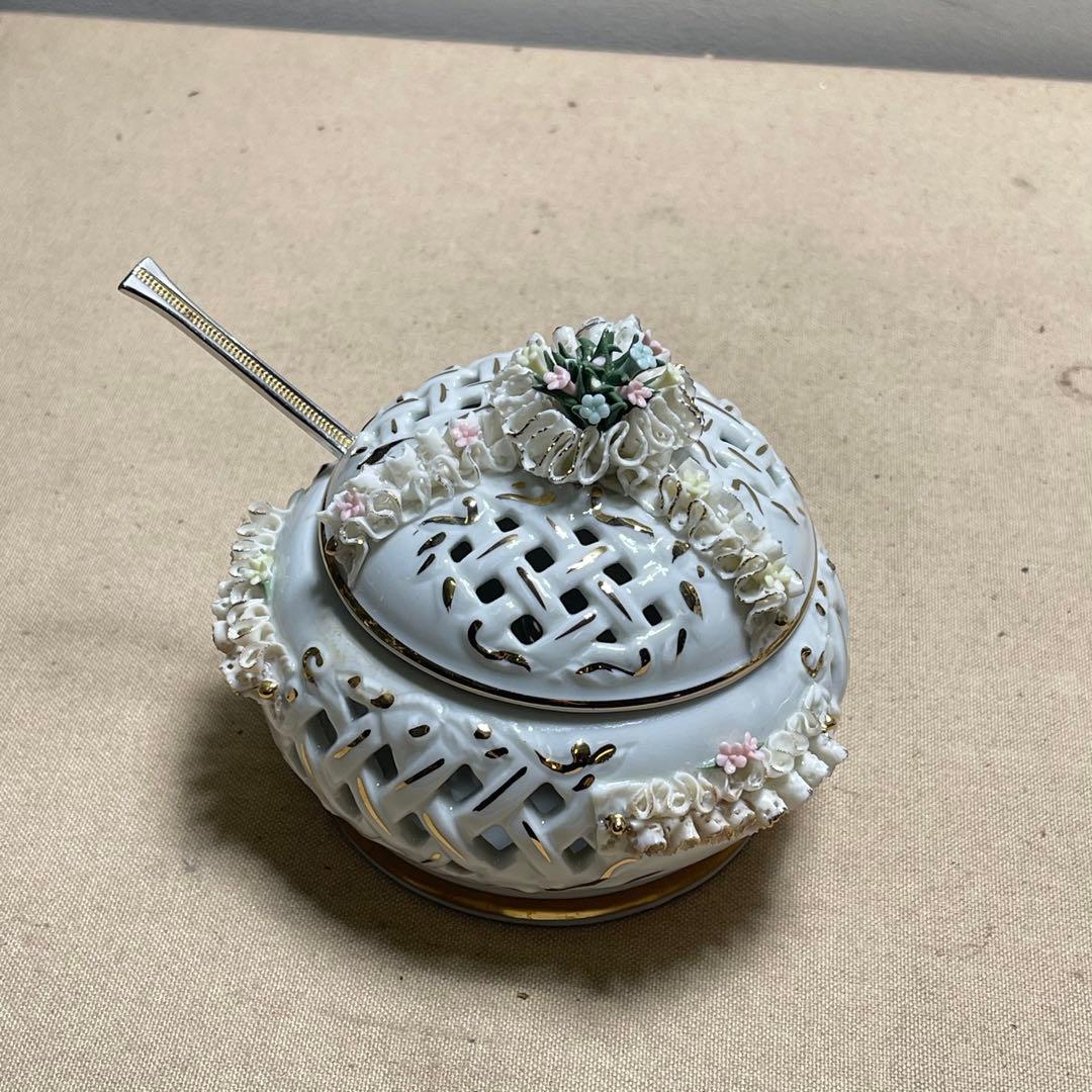 MR-132A N Victoria カポディモンテ　陶器製 透かし彫り 花装飾