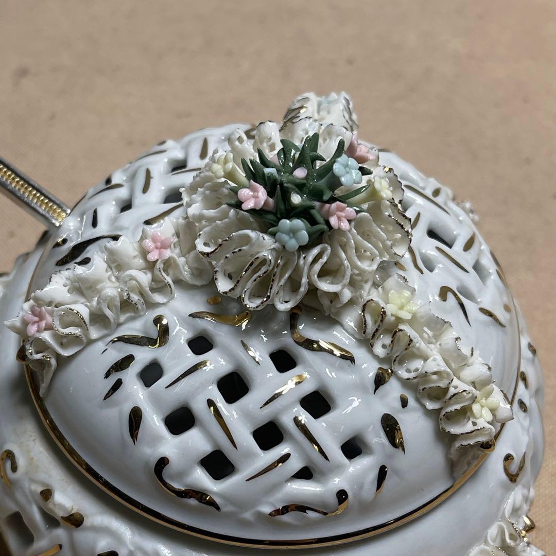 MR-132A N Victoria カポディモンテ　陶器製 透かし彫り 花装飾