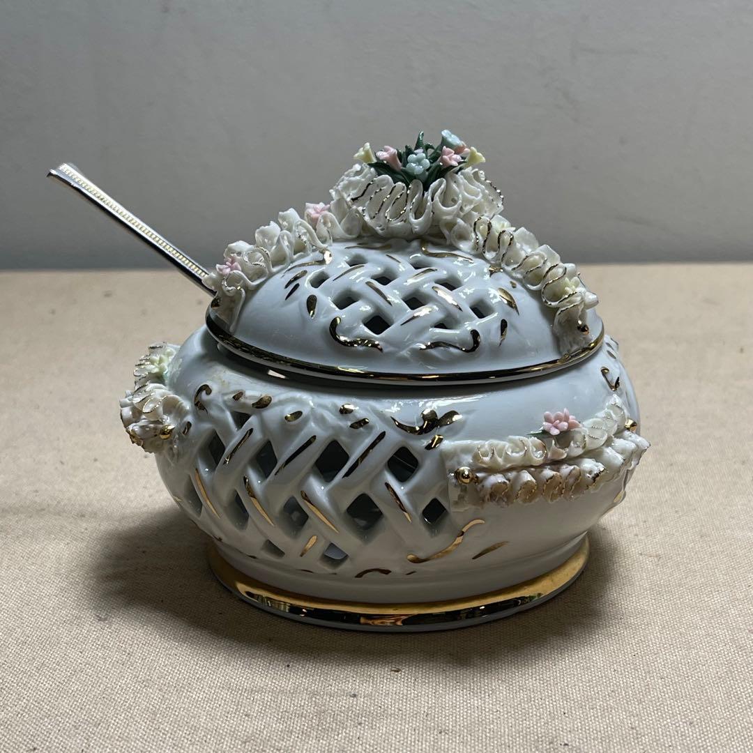 MR-132A N Victoria カポディモンテ　陶器製 透かし彫り 花装飾