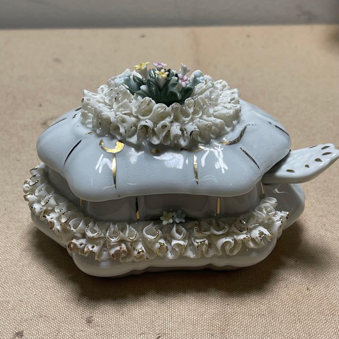 MR-132A N Victoria カポディモンテ　陶器製 透かし彫り 花装飾