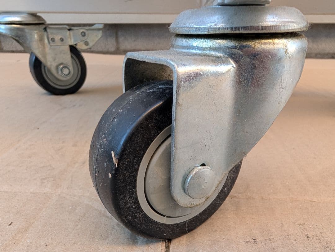 回転式スチール本棚　メタルラック　キャスター付き