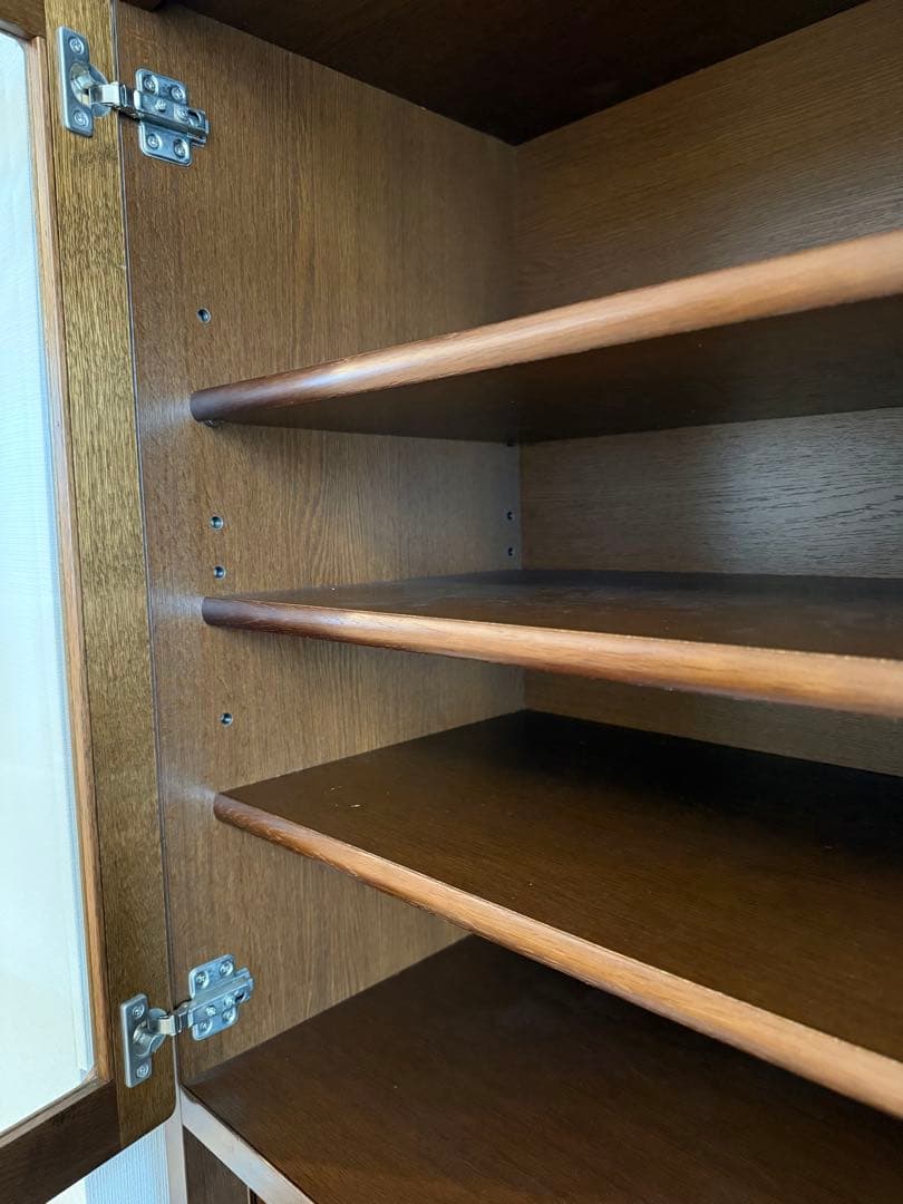 今週中のみ　木製食器棚 ガラス扉付き 収納力抜群