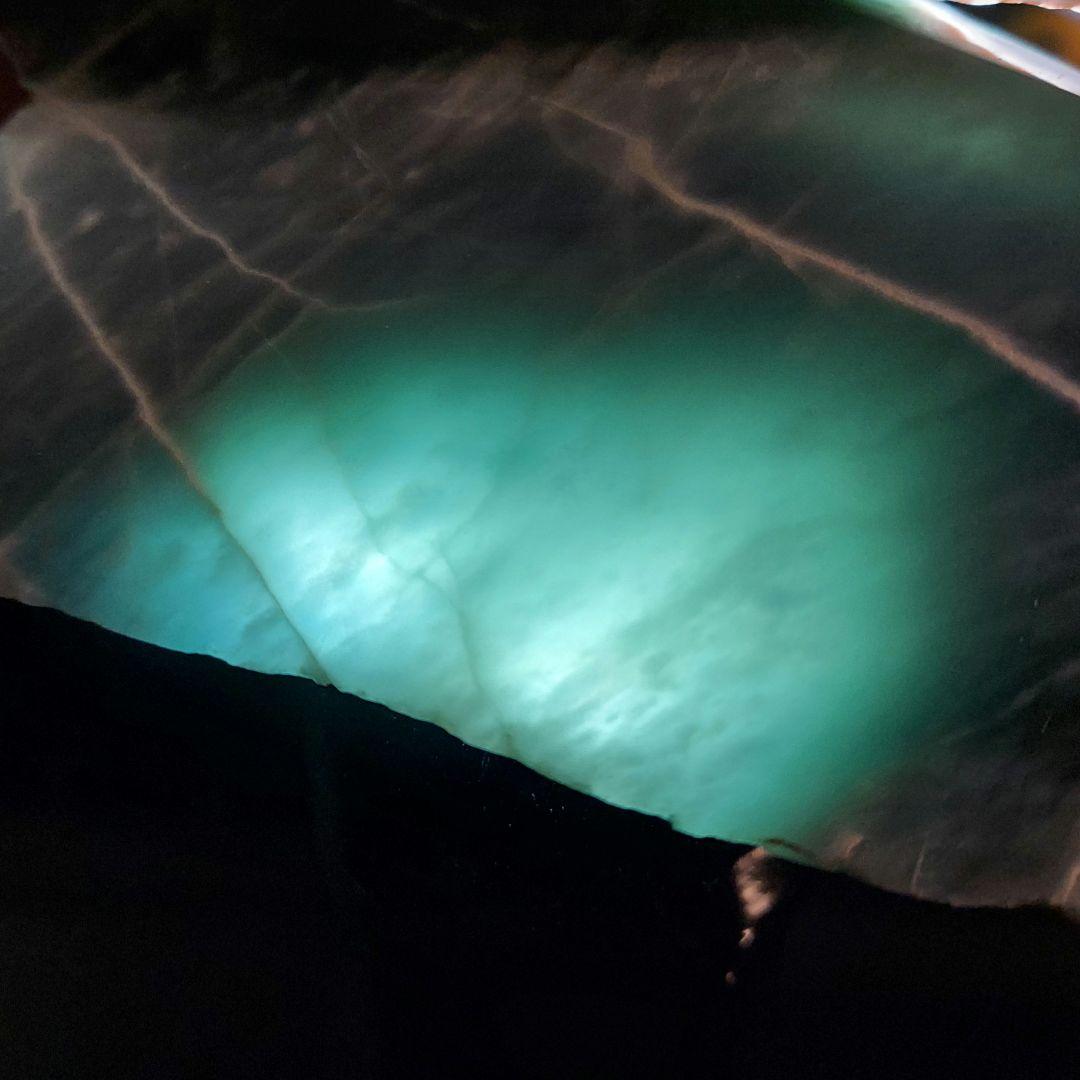 希少！産出量の少ない ブルーグリーンが綺麗なグアテマラ翡翠 原石多面磨き521