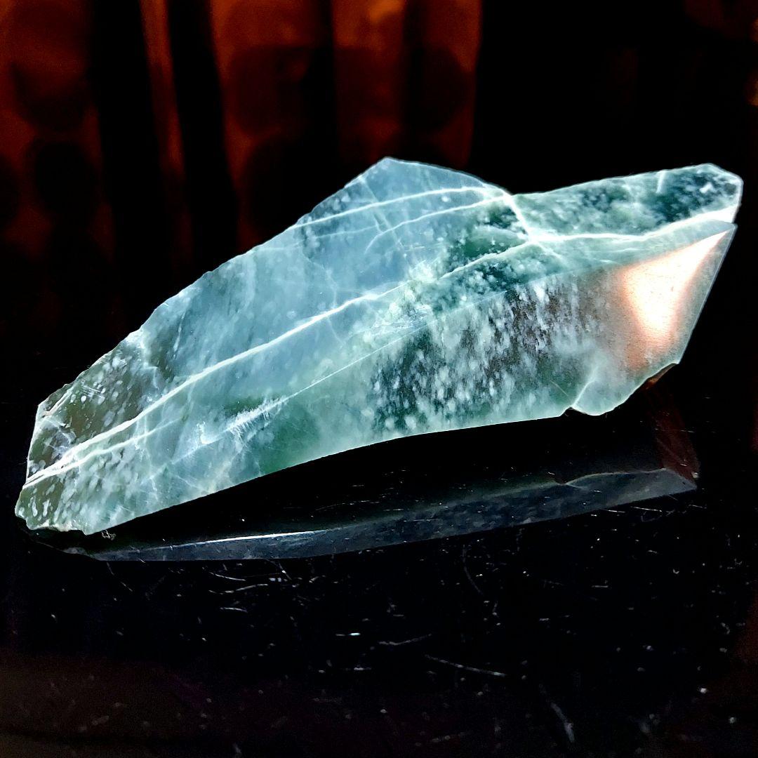 希少！産出量の少ない ブルーグリーンが綺麗なグアテマラ翡翠 原石多面磨き521