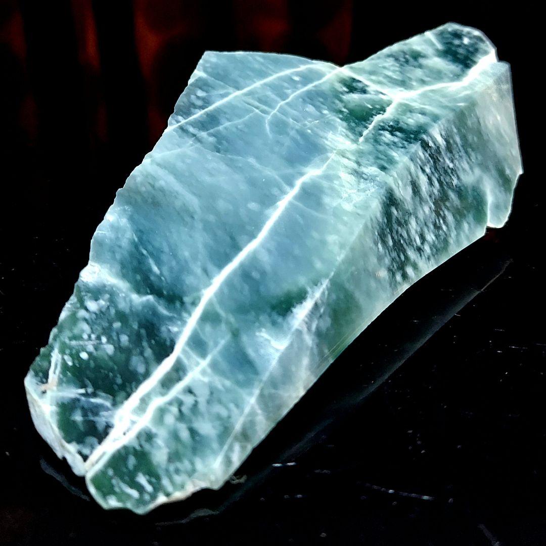 希少！産出量の少ない ブルーグリーンが綺麗なグアテマラ翡翠 原石多面磨き521