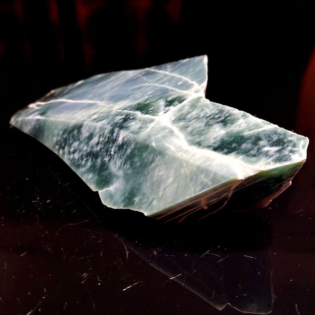 希少！産出量の少ない ブルーグリーンが綺麗なグアテマラ翡翠 原石多面磨き521