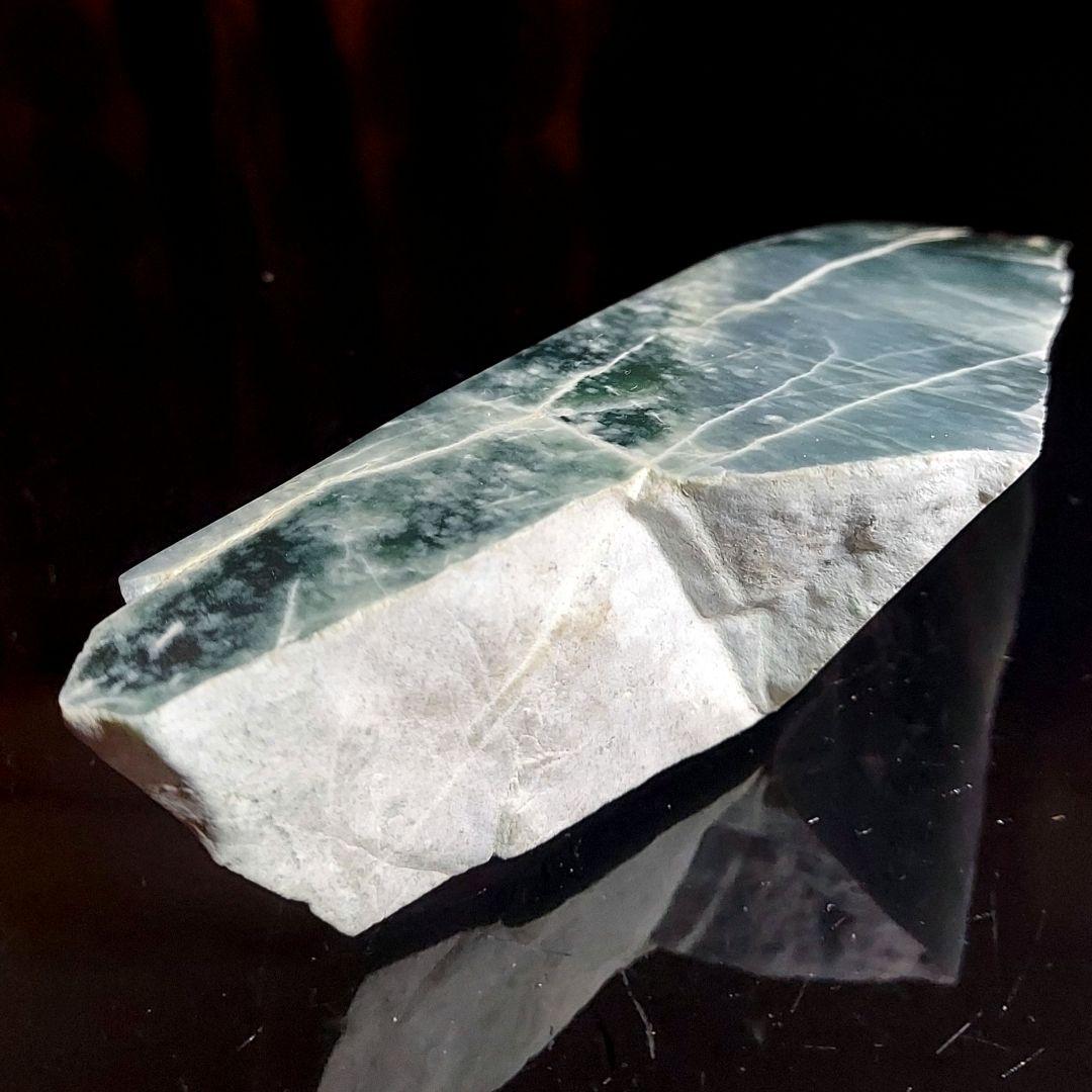 希少！産出量の少ない ブルーグリーンが綺麗なグアテマラ翡翠 原石多面磨き521