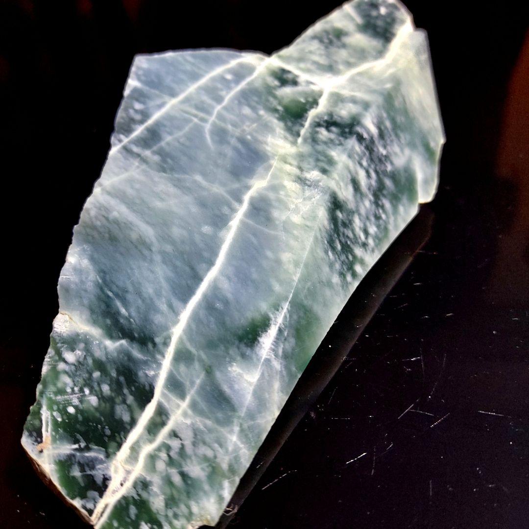 希少！産出量の少ない ブルーグリーンが綺麗なグアテマラ翡翠 原石多面磨き521