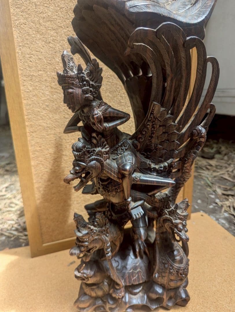 霊鳥ガルーダに乗るヴィシュヌ神　木製彫刻