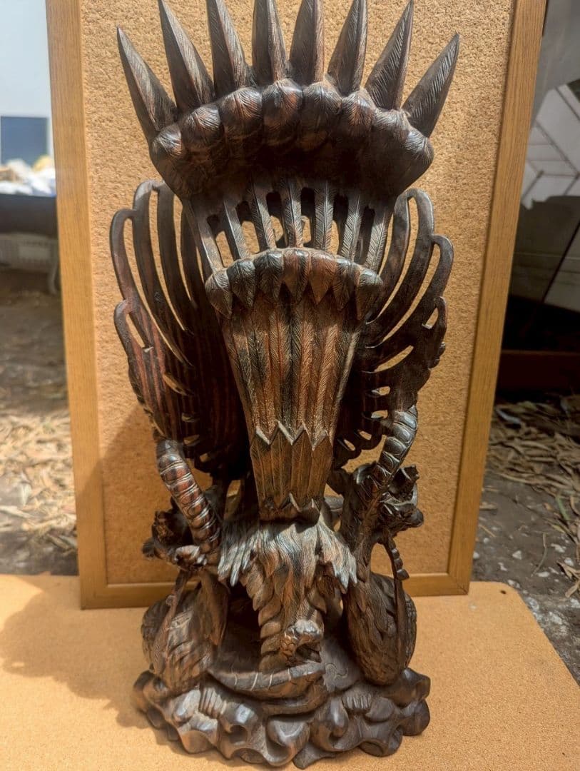 霊鳥ガルーダに乗るヴィシュヌ神　木製彫刻