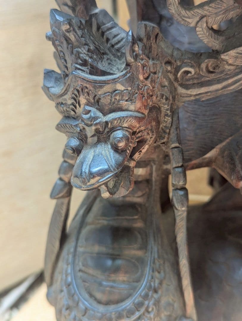 霊鳥ガルーダに乗るヴィシュヌ神　木製彫刻