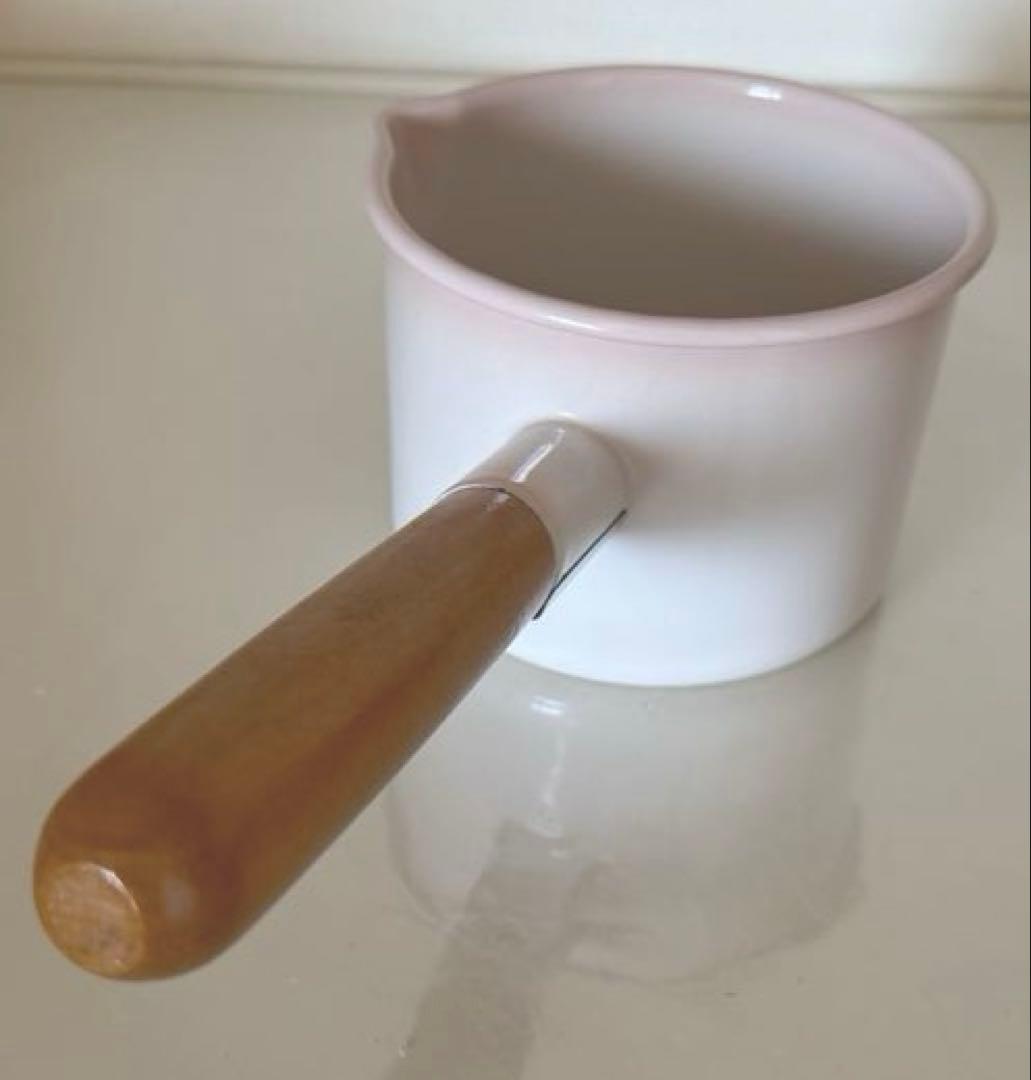 イマンオードリーピンク木持ち手ミルクパン琺瑯