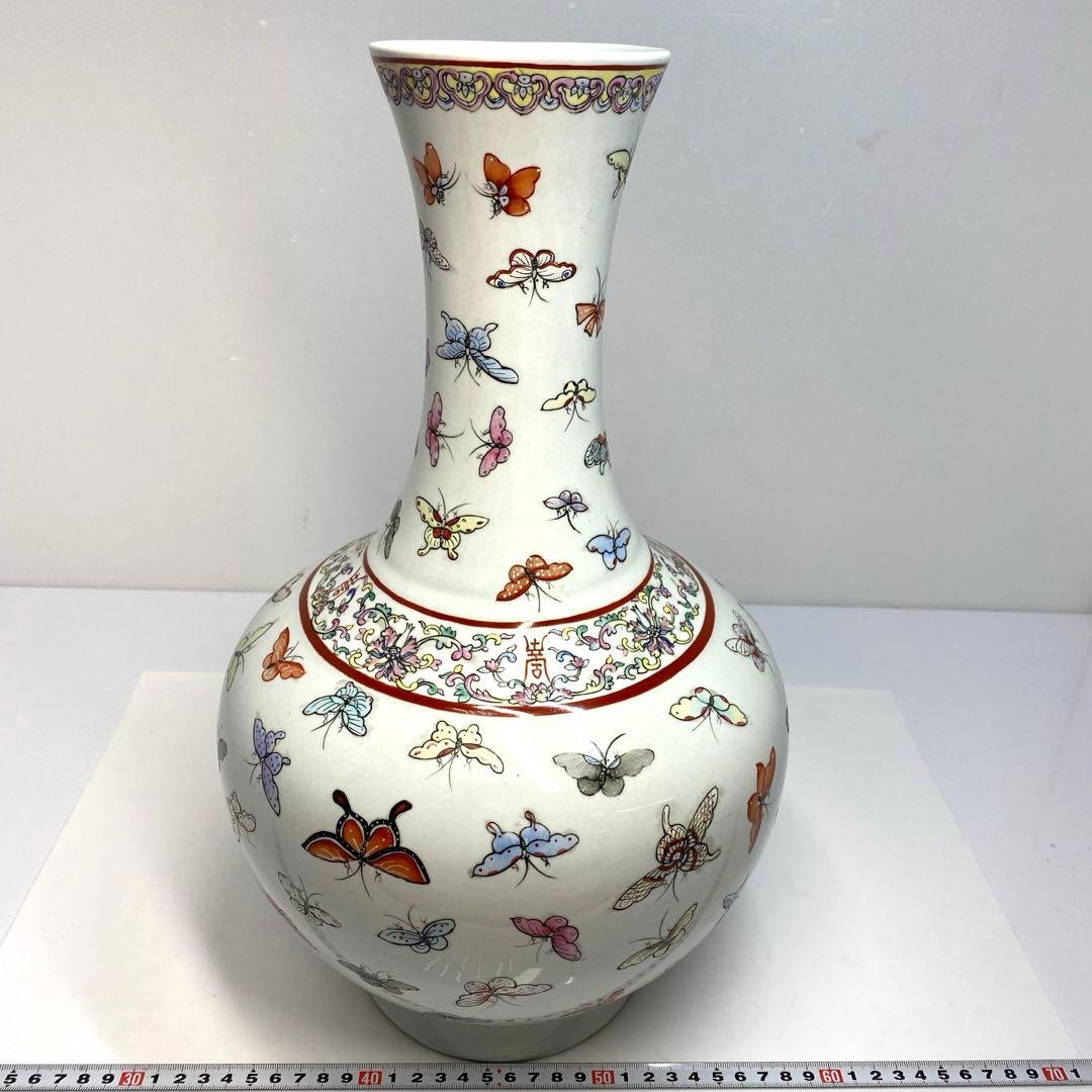 中国美術 粉彩 蝶図 花瓶 タサオ 高さ41.5㎝ 東な6-0602①