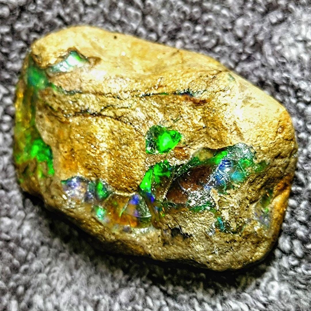 ★トップグレードプレシャスオパール 結晶 27.5gA(SA+)