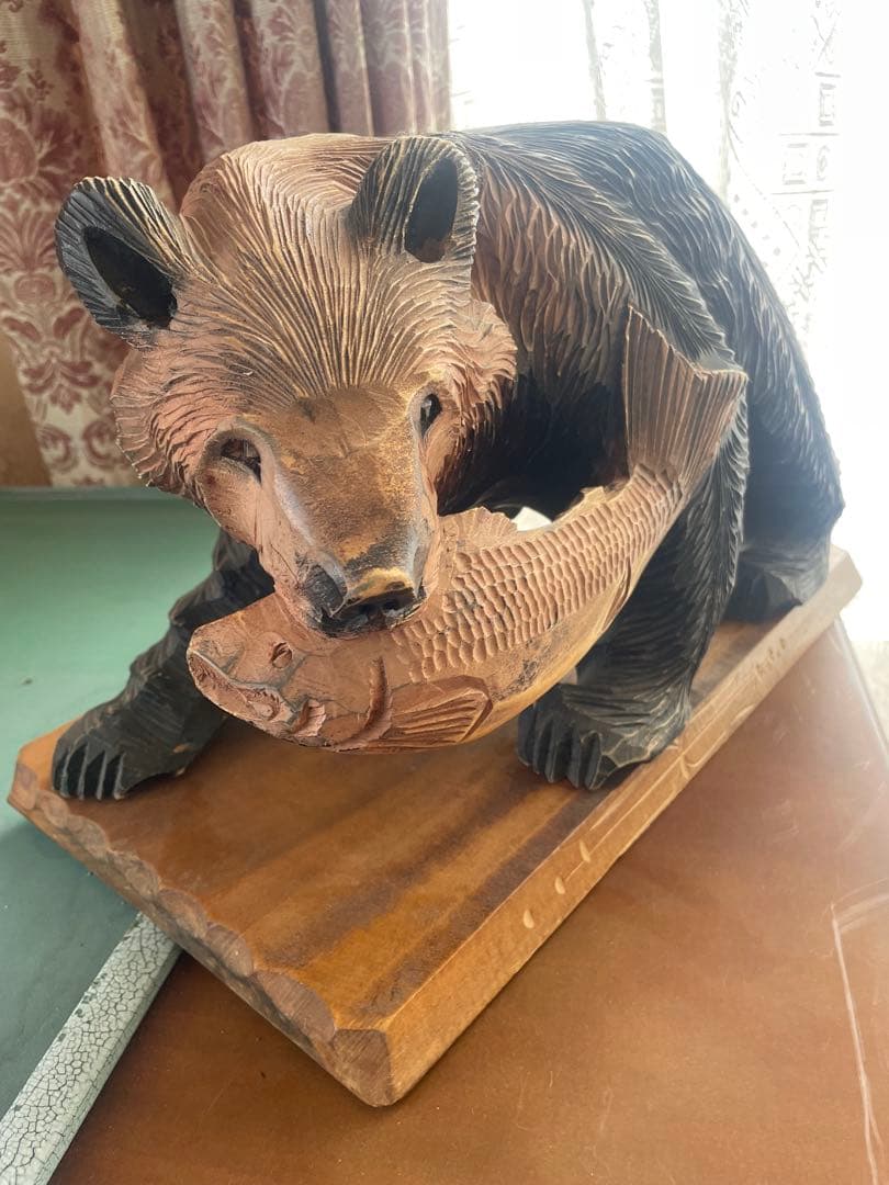 木製クマと魚の彫刻 - メルカリ