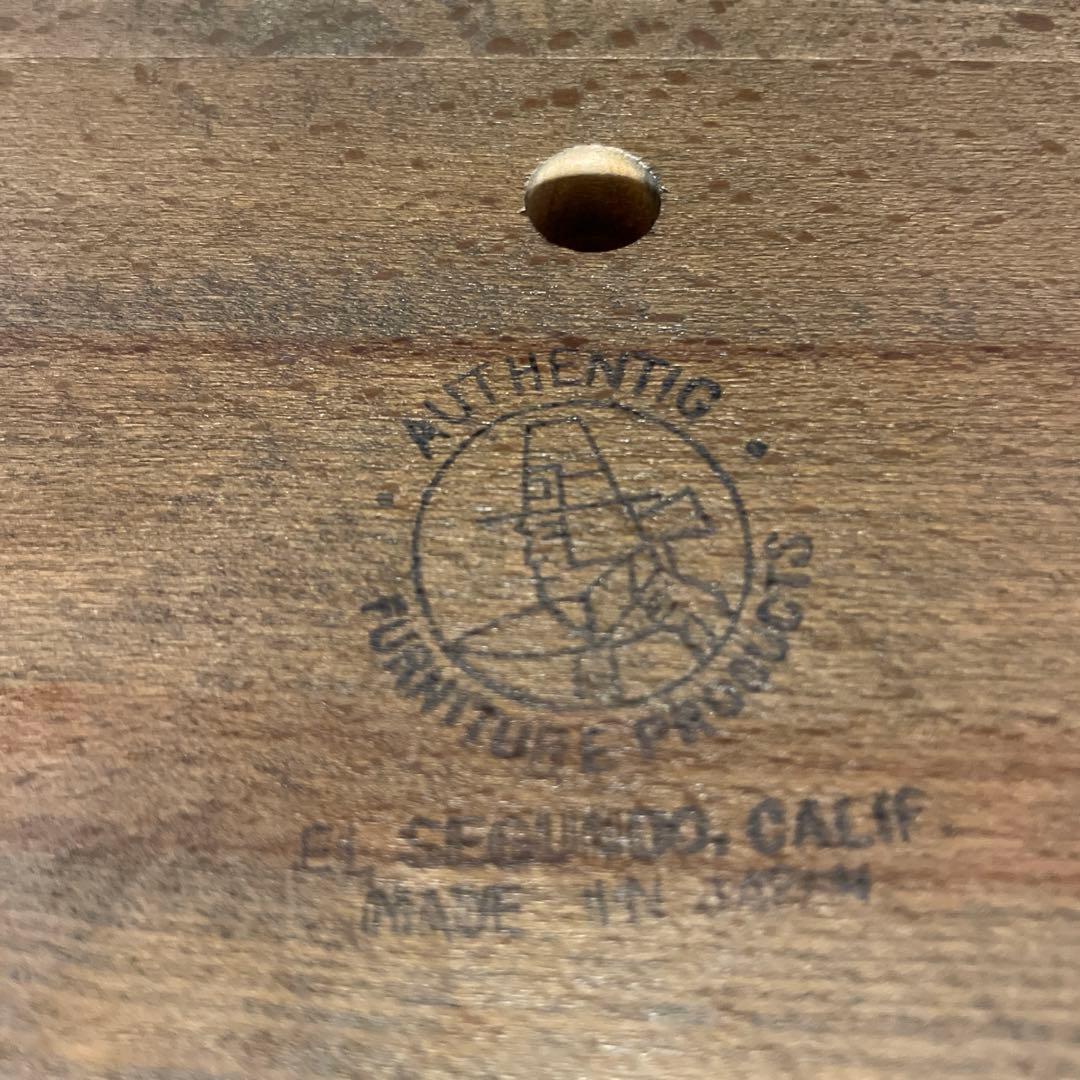 Authentic Furniture Products社製 マガジンラック