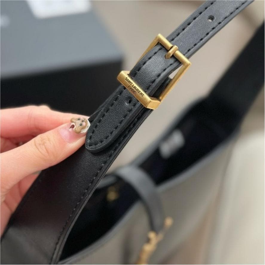 Le 5 à 7 hobo ブラック ショルダーバッグ