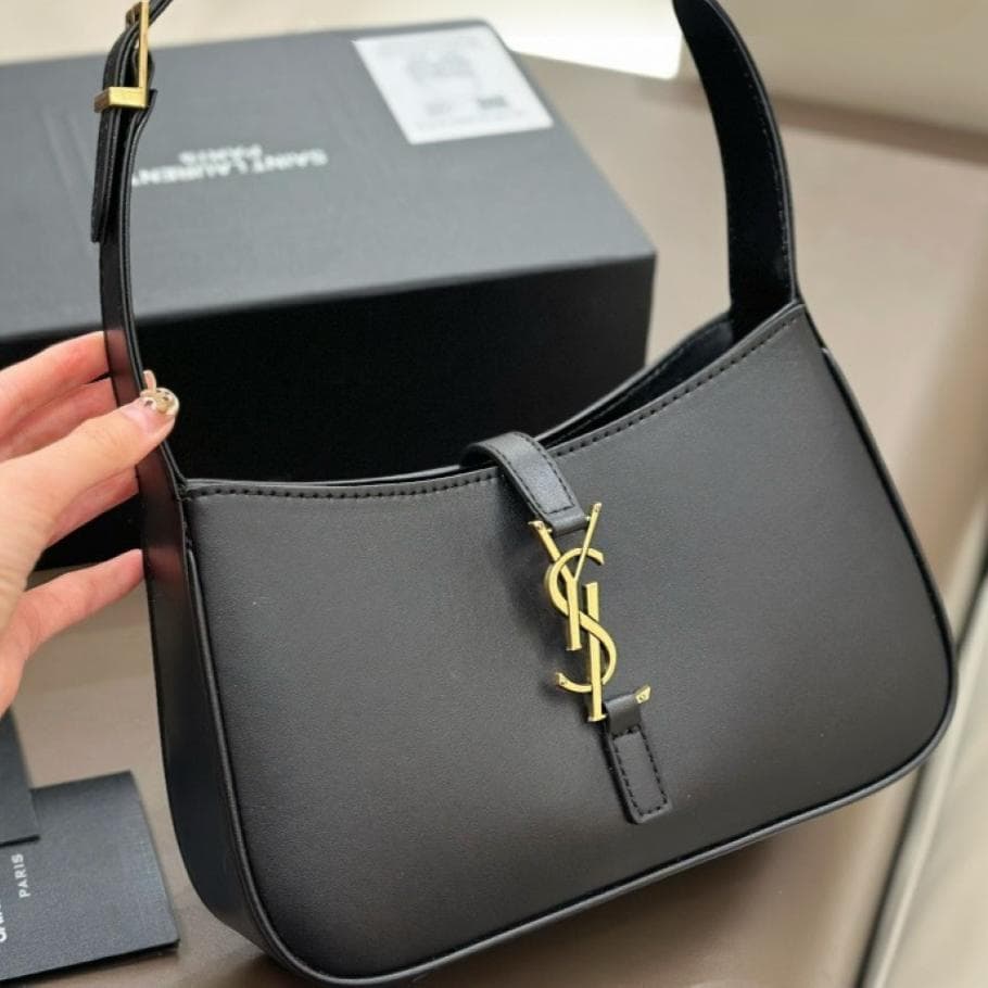 Le 5 à 7 hobo ブラック ショルダーバッグ