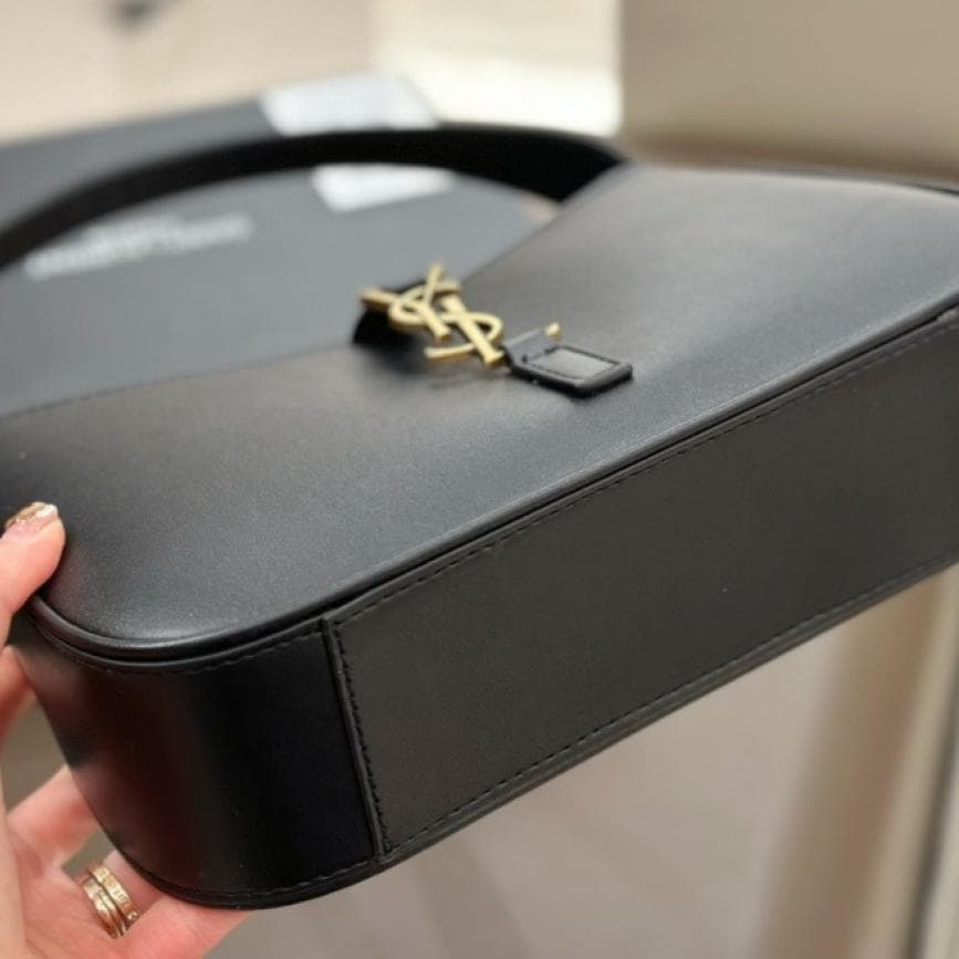 Le 5 à 7 hobo ブラック ショルダーバッグ