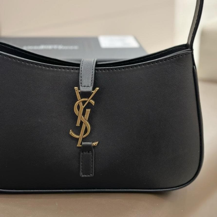 Le 5 à 7 hobo ブラック ショルダーバッグ